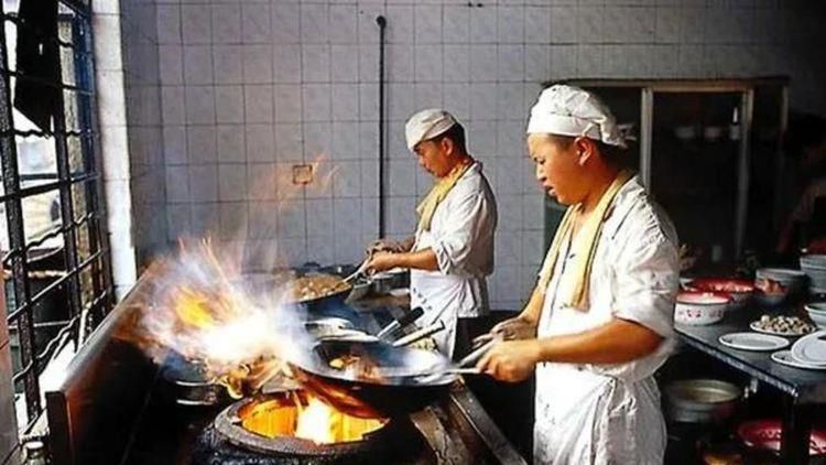 第46分钟，门将维卡里奥后场出球失误，曼城反抢成功，B席外脚背抽射被门将扑出。